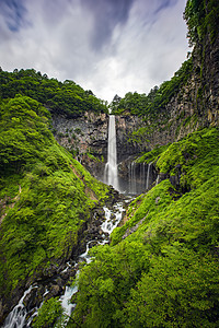 日本鬼美丽大自然的瀑布背景