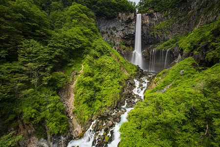 日本鬼美丽大自然的瀑布背景