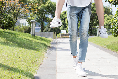 男生背着女生一起游玩旅行图片