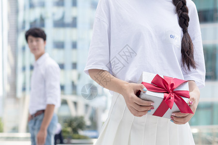 追求女生女生偷偷准备礼物送给男生背景