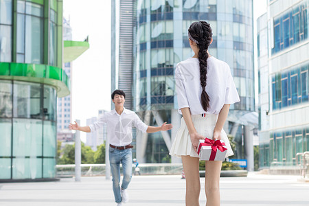 女生偷偷准备礼物送给男生图片