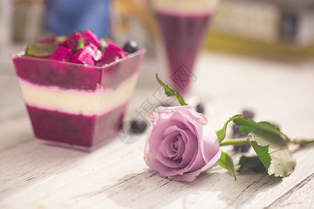 玫瑰花香巧克力蛋糕和玫瑰花背景