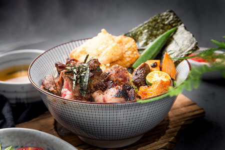 日式牛肉饭牛肉丼饭高清图片