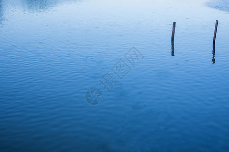 蓝河极简风格河水中的柱子背景