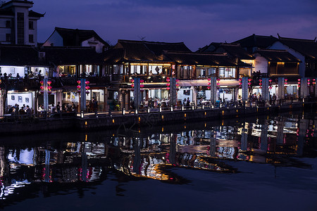 初灯华上旅行江南古镇的夜景背景