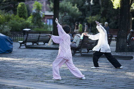早醒中国传统太极的老年生活背景