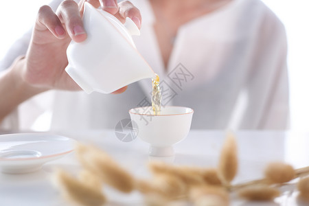 手持泡茶倒茶品茶茶道图片