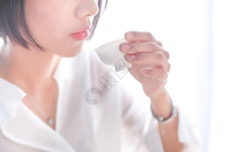 美女手持泡茶倒茶品茶茶道背景图片