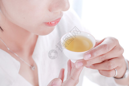 美女手持泡茶倒茶品茶茶道图片