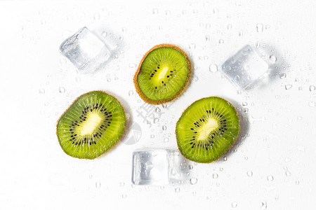 水果猕猴桃和冰块背景图片