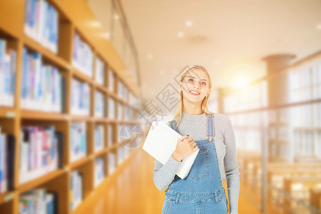 开心的女孩书架前抱着书本的女孩设计图片