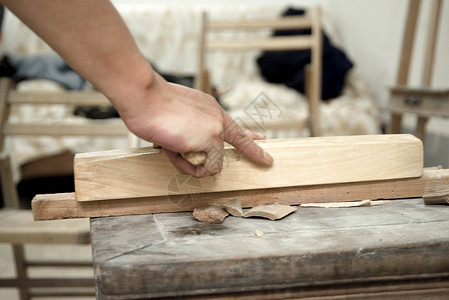 匠人使用刨刀进行木材处理图片素材