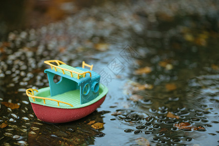 落叶雨雨水与小船背景