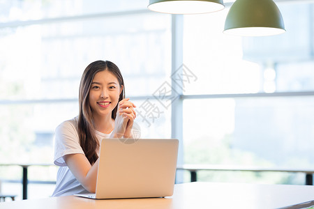 电脑大学生自信的职场女性背景