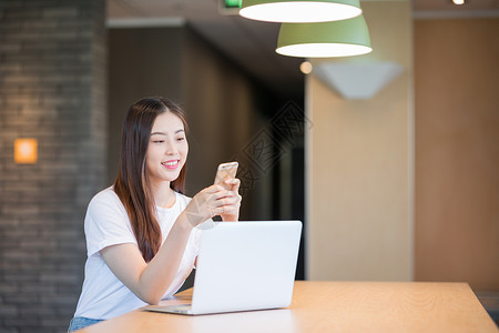 电话聊天年轻女性拿手机打电话移动办公背景