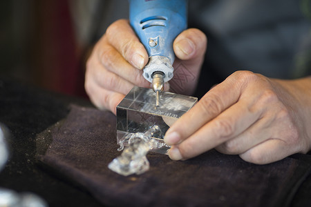 工匠专注水晶雕刻图片