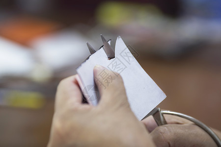 剪纸式花纹匠人剪纸师傅在专注剪纸背景