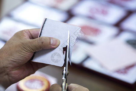 花纹剪纸匠人剪纸师傅在专注剪纸背景