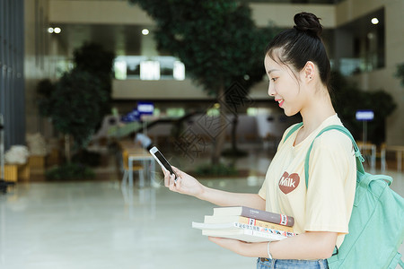 教学用素材教学楼里用手机的女生背景