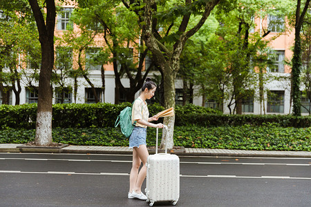 校园地图开学校园女生看地图找路背景