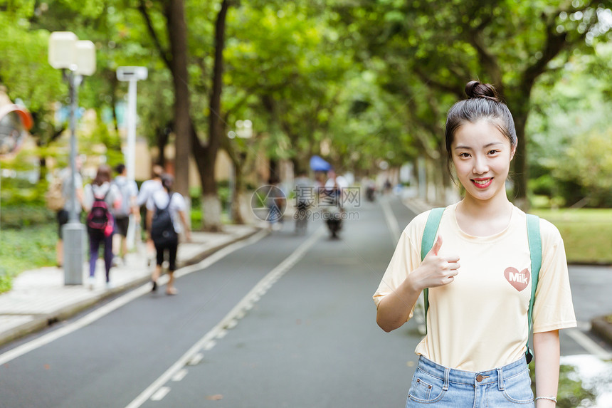 校园女生举大拇指图片