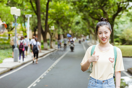 校园女生举大拇指背景