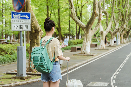 女孩与旅行箱开学校园女生看导航找路背景