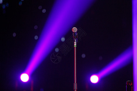 紫色舞台舞台上的话筒背景