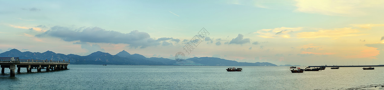 海边渔民港口夕阳全景照片背景