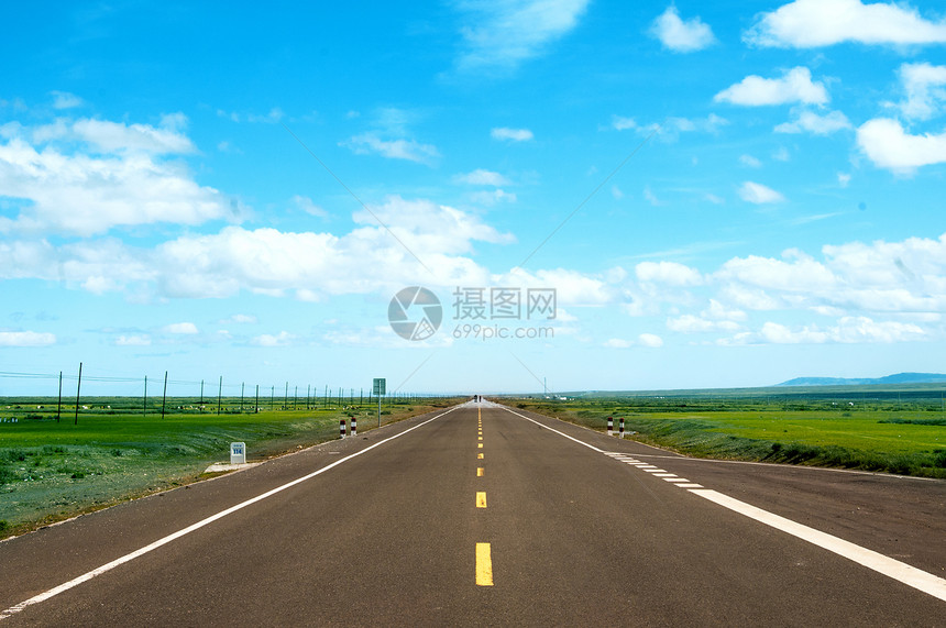 新疆准格尔盆地国道道路蓝天白云图片