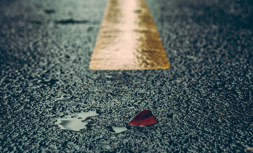 迷失雨中的马路背景