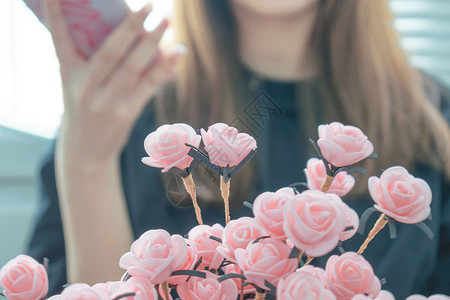 花儿与少女背景图片