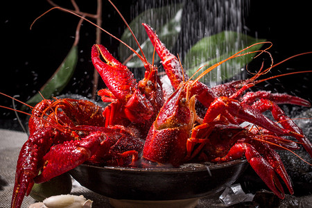 红色碗碗里摆满的小龙虾背景