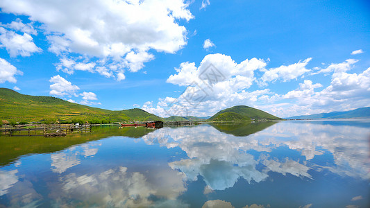碧水潺潺泸沽湖蓝天白云山水倒影美景背景