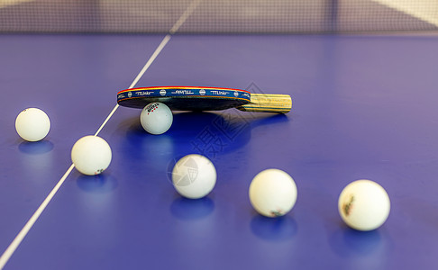 器材图片学校乒乓球室的球桌和球拍背景