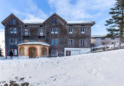 雪山别墅雪地里的欧式建筑背景