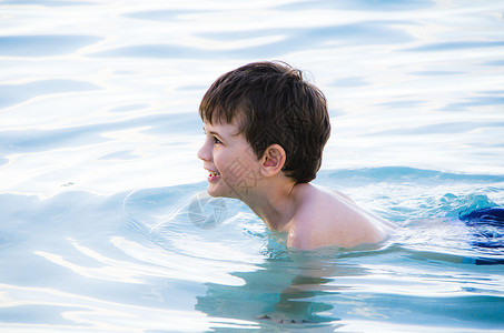 在游泳的小男孩图片