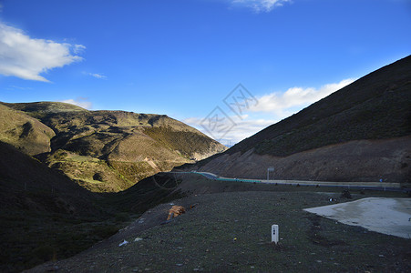 波瓦山在藏区，通往稻城亚丁的路背景