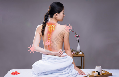 按摩美女缓解腰背疼痛设计图片