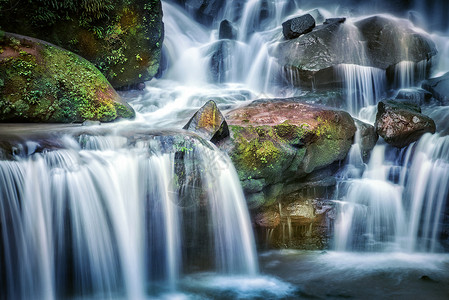 瀑布户外绿地水穿石高清图片