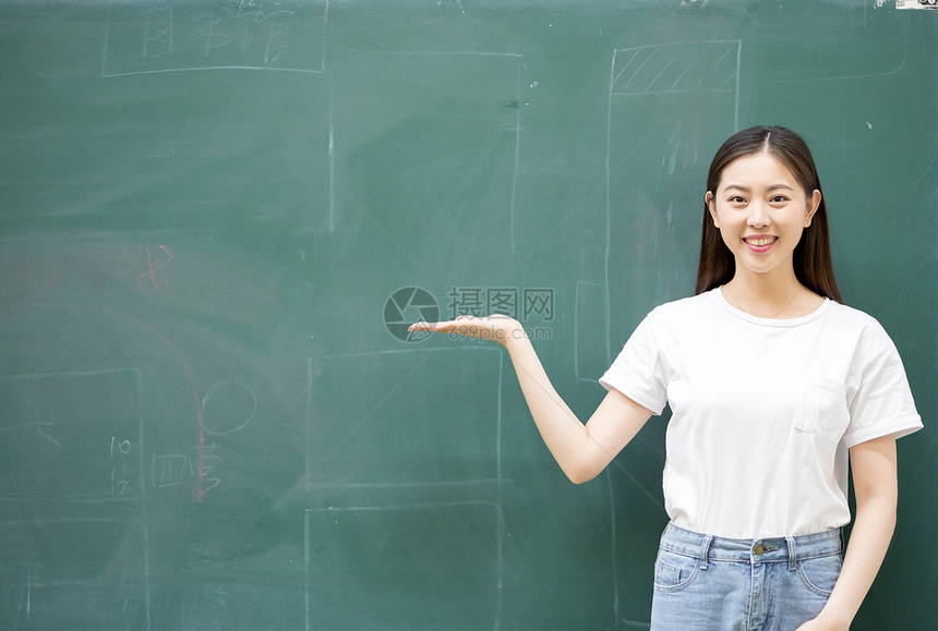 站在大黑板前思考的老师同学图片