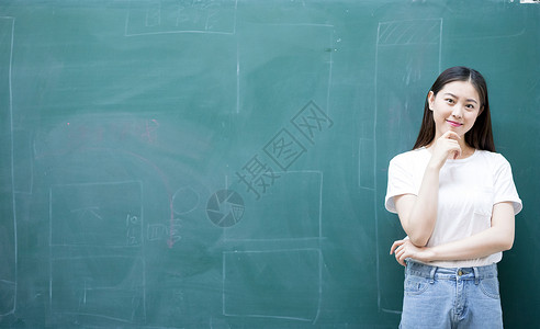 站在大黑板前思考的老师同学背景