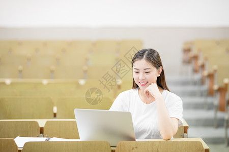 网络营销课程教室里使用笔记本电脑学习的学生背景