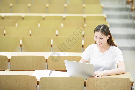 互联网校园教室里使用笔记本电脑学习的学生背景