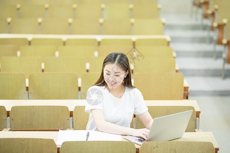 学生使用电脑在线学习图片素材