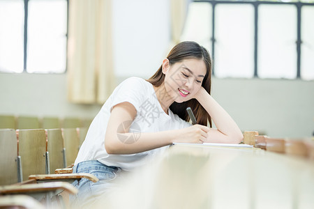 坐在教室里认真学习的大学生图片