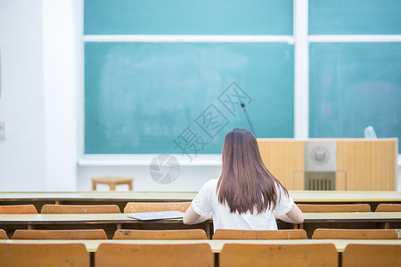 空旷的教室里正在学习的女生背影图片素材