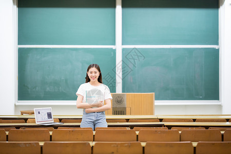 坐在黑板前学习的女学生图片素材