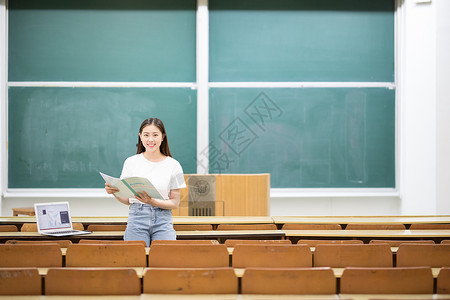 坐在黑板前学习的女学生图片素材
