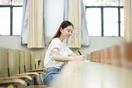 正在教室自习学习看书的学生背景图片